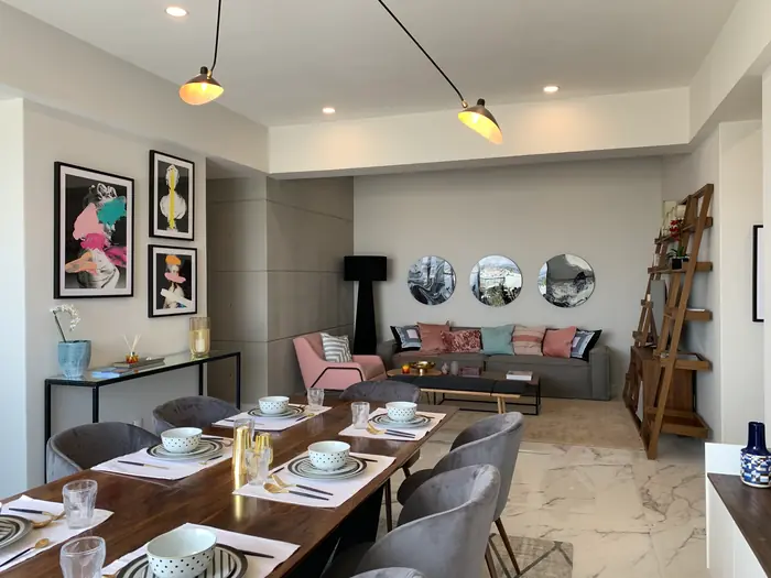 Estancia abierta con comedor, sala y arte pop