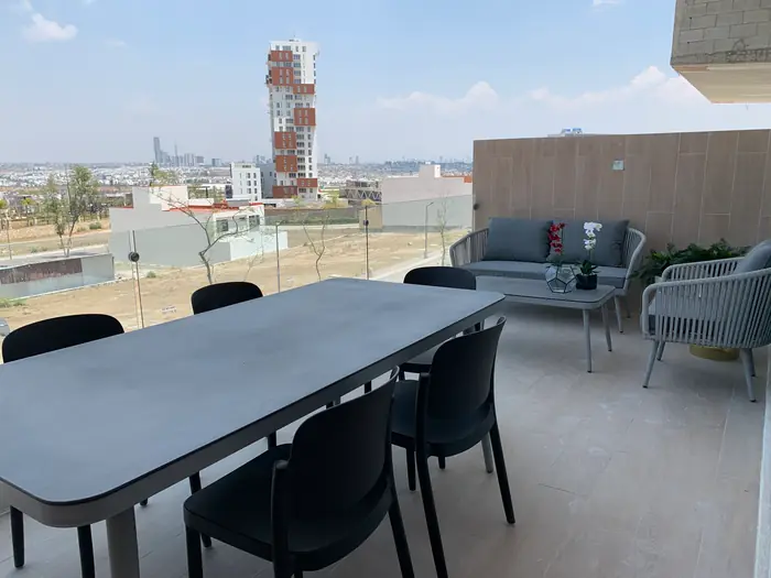 Terraza con comedor exterior y vista a la ciudad