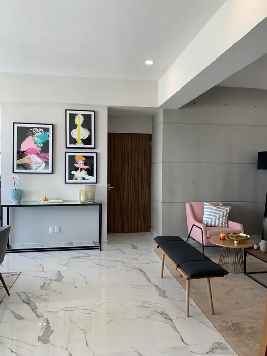 Vestíbulo con consola, arte pop y banca negra