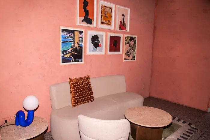 Salón privado rosa con arte enmarcado
