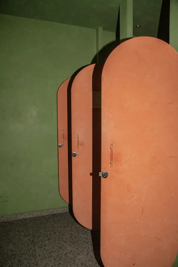 Puertas de baño en arco color terracota