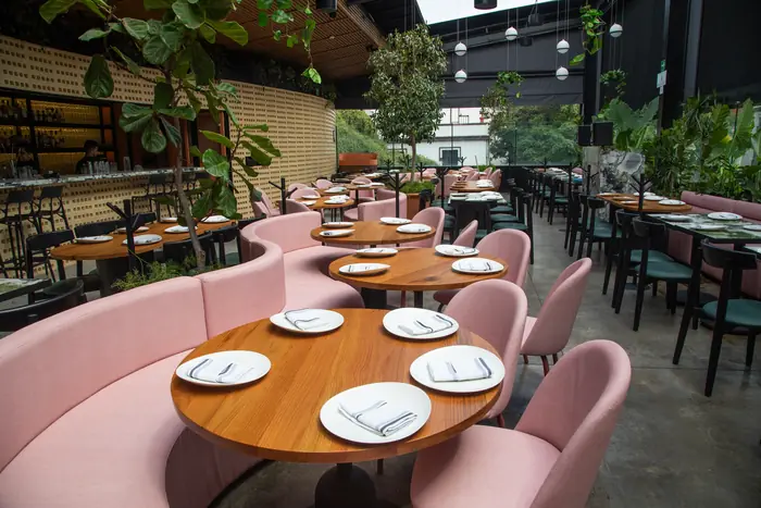 Mesas redondas con banca curva rosa