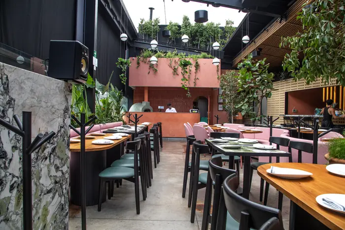 Terraza con mesas y cocina al fondo
