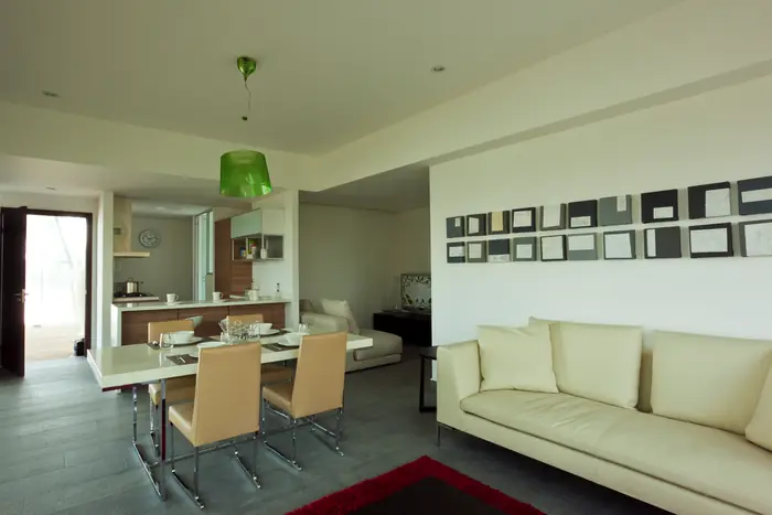 Comedor con lámpara verde y sala