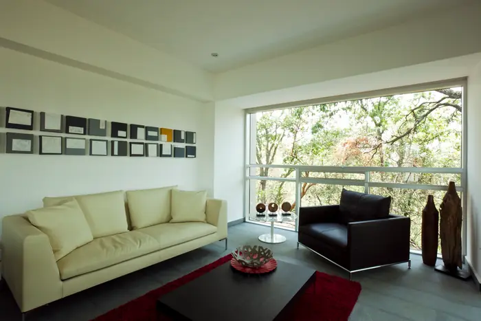 Sala con sofá crema y fotografías en el muro
