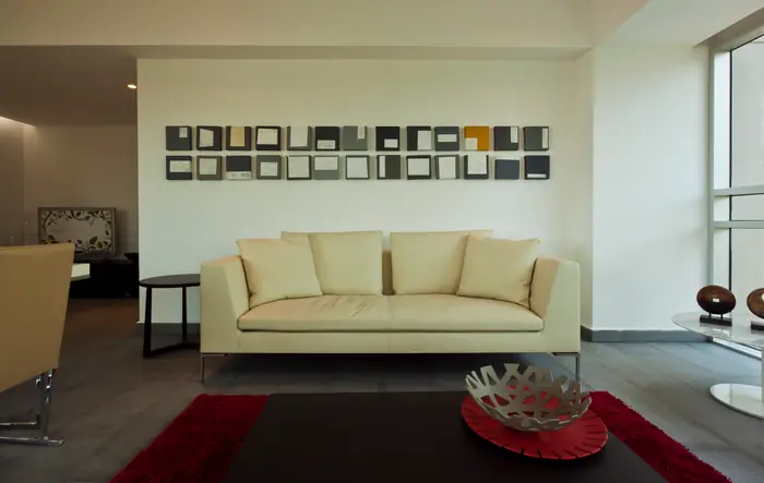 Sofá crema con serie de fotografías