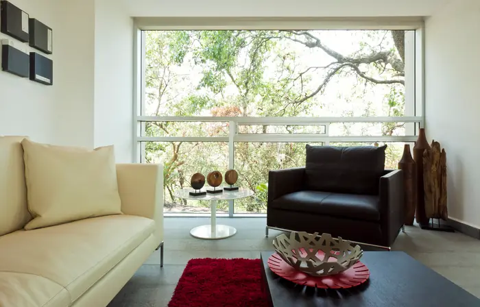 Sala con sillón de piel frente al ventanal