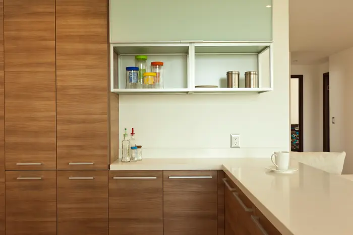 Cocina con gabinetes de madera