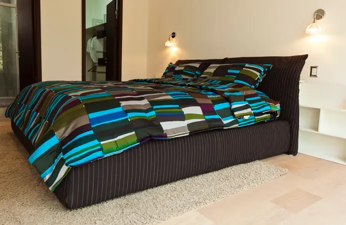 Cama con colcha de rayas de colores