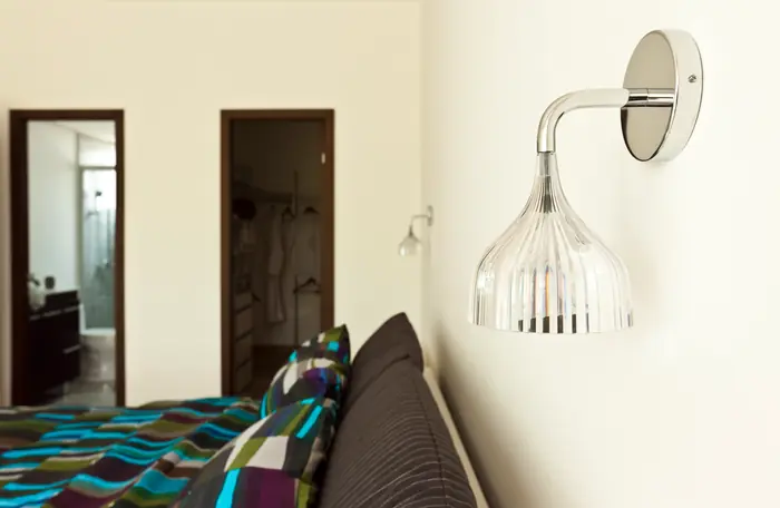 Recámara con aplique de pared