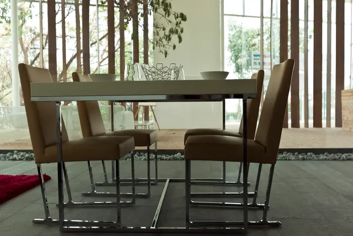 Comedor con sillas de piel
