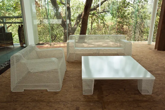 Terraza con muebles de malla blanca