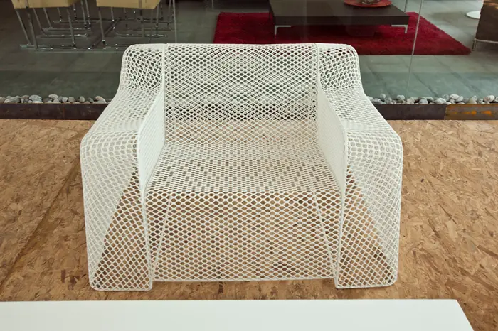 Sillón de malla blanca en la terraza