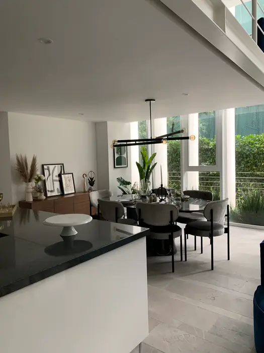 Cocina con barra negra abierta al comedor
