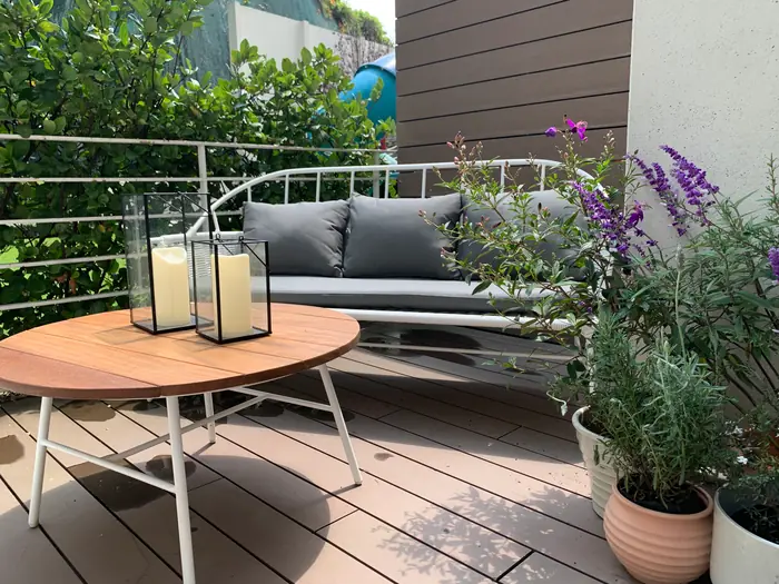 Terraza con sala exterior, mesa de madera y macetas con lavanda