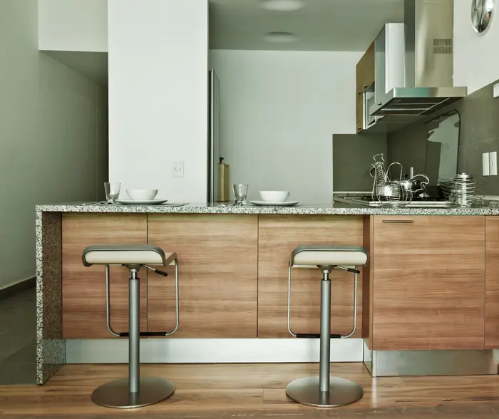 Isla de cocina con bancos altos