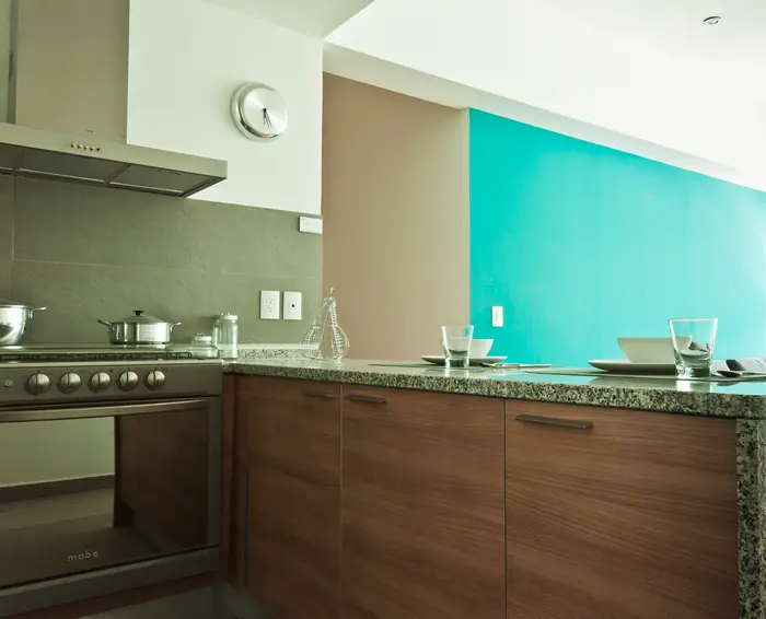 Cocina con muro turquesa