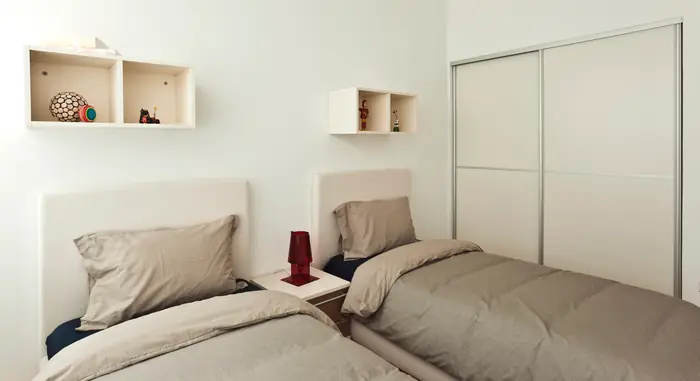 Recámara con cubos de madera en el muro