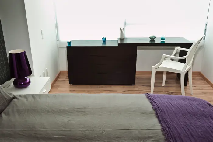 Recámara con escritorio y pie de cama morado