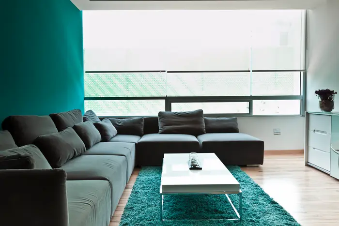 Sala con muro turquesa y ventanal