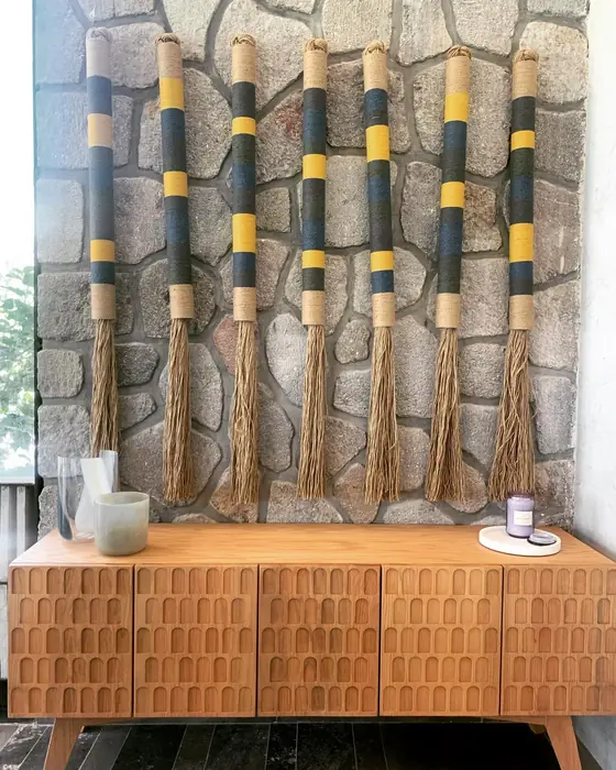 Credenza de madera tallada con arte de fibras naturales sobre piedra