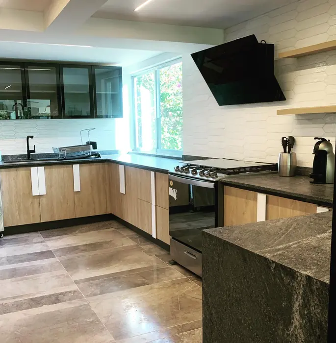 Cocina en madera con cubierta de piedra oscura