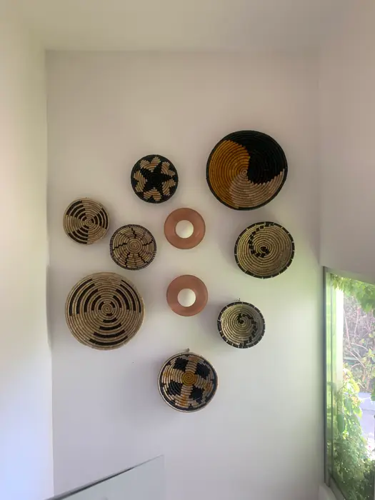 Cestos tejidos como arte en muro