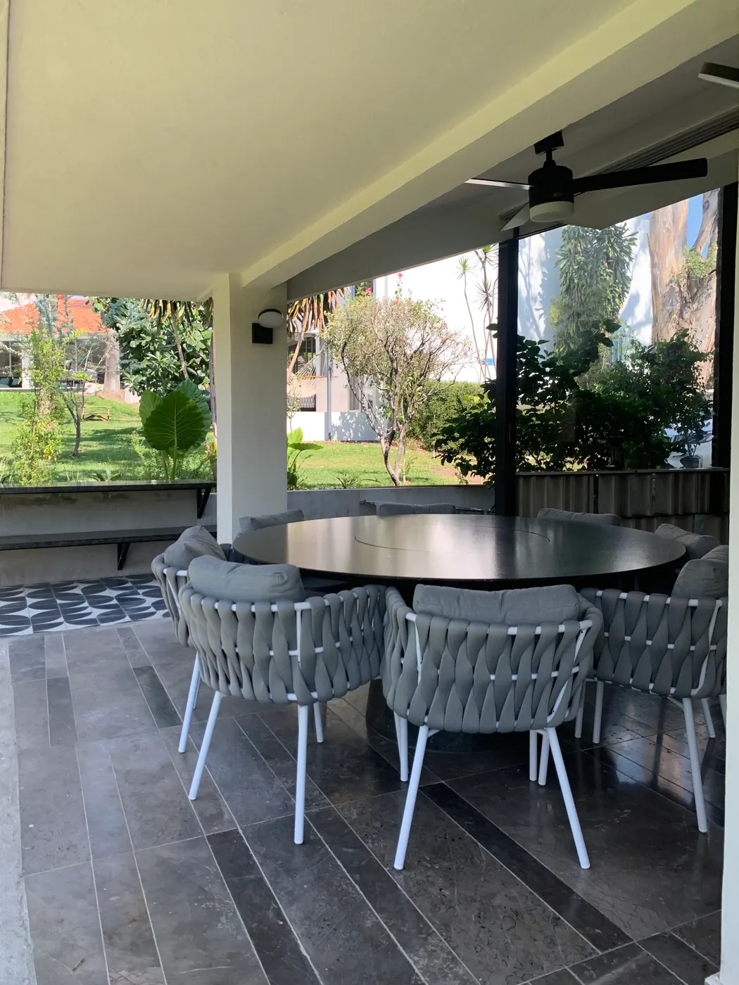 Terraza con comedor exterior frente al jardín, Casa Cuernavaca