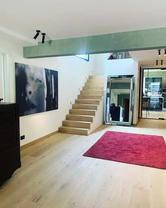 Escalera de madera, arte de gran formato y tapete rojo