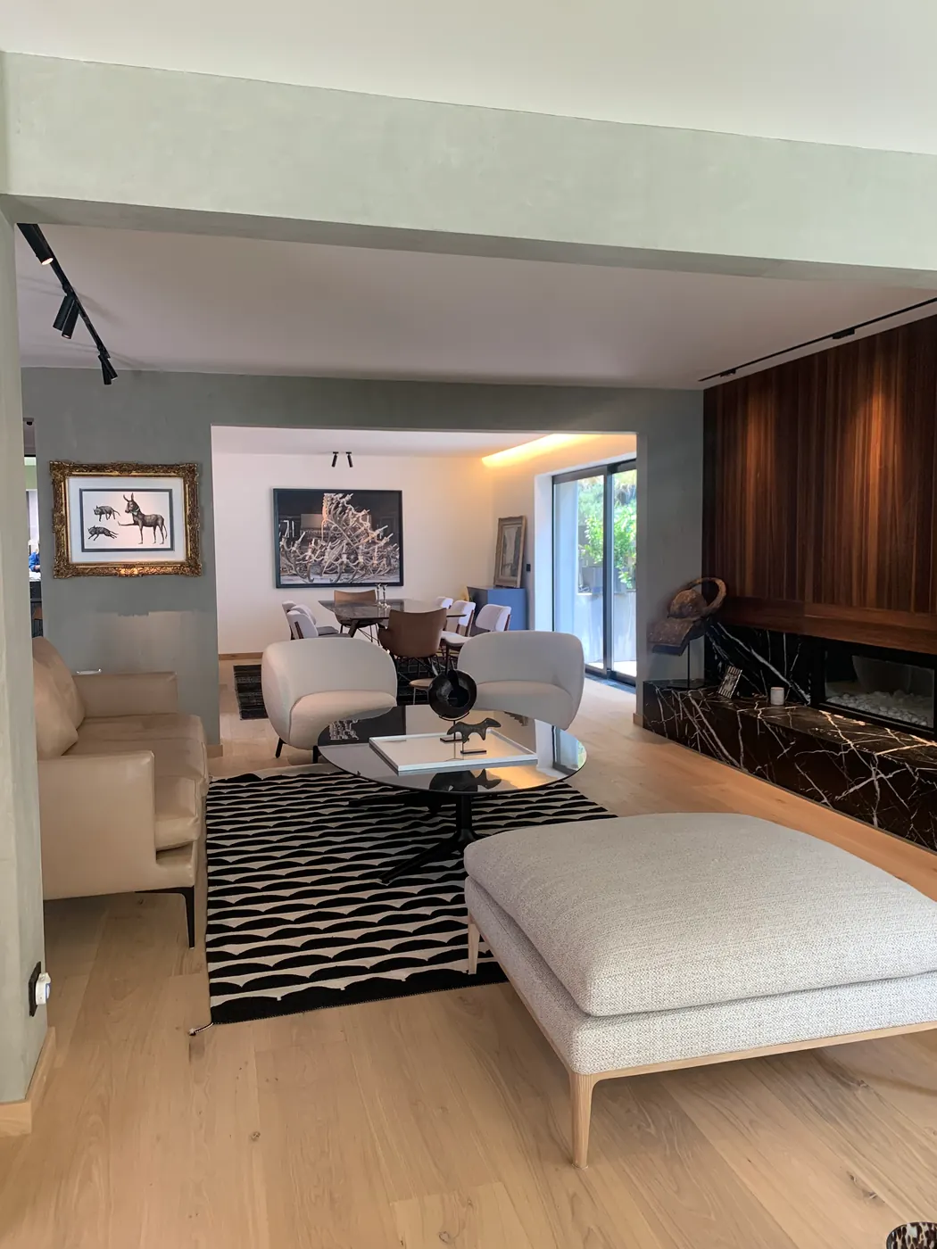 Sala con tapete geométrico y otomana tapizada, Casa Lomas