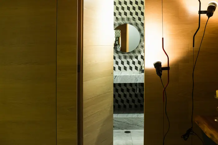 Detalle del baño de visitas con lámpara de piso