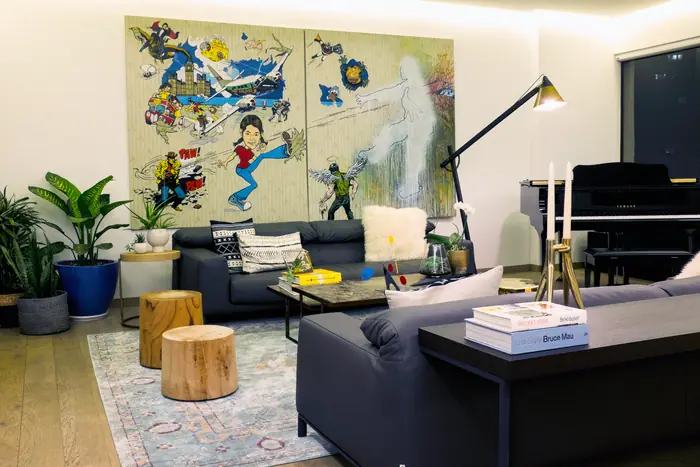 Sala con obra de arte y piano
