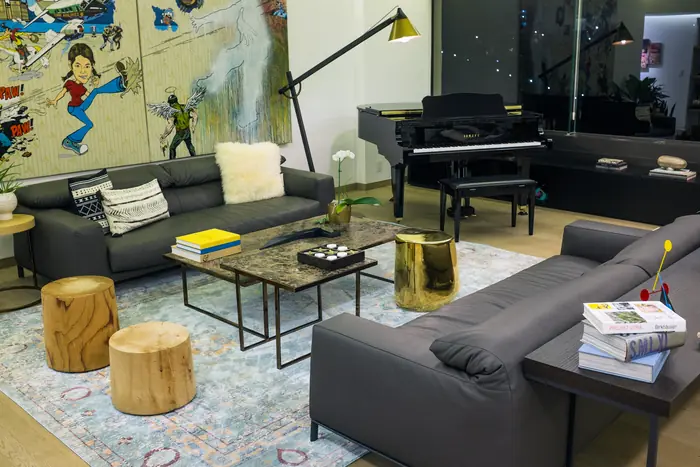 Sala con mesas de tronco y piano