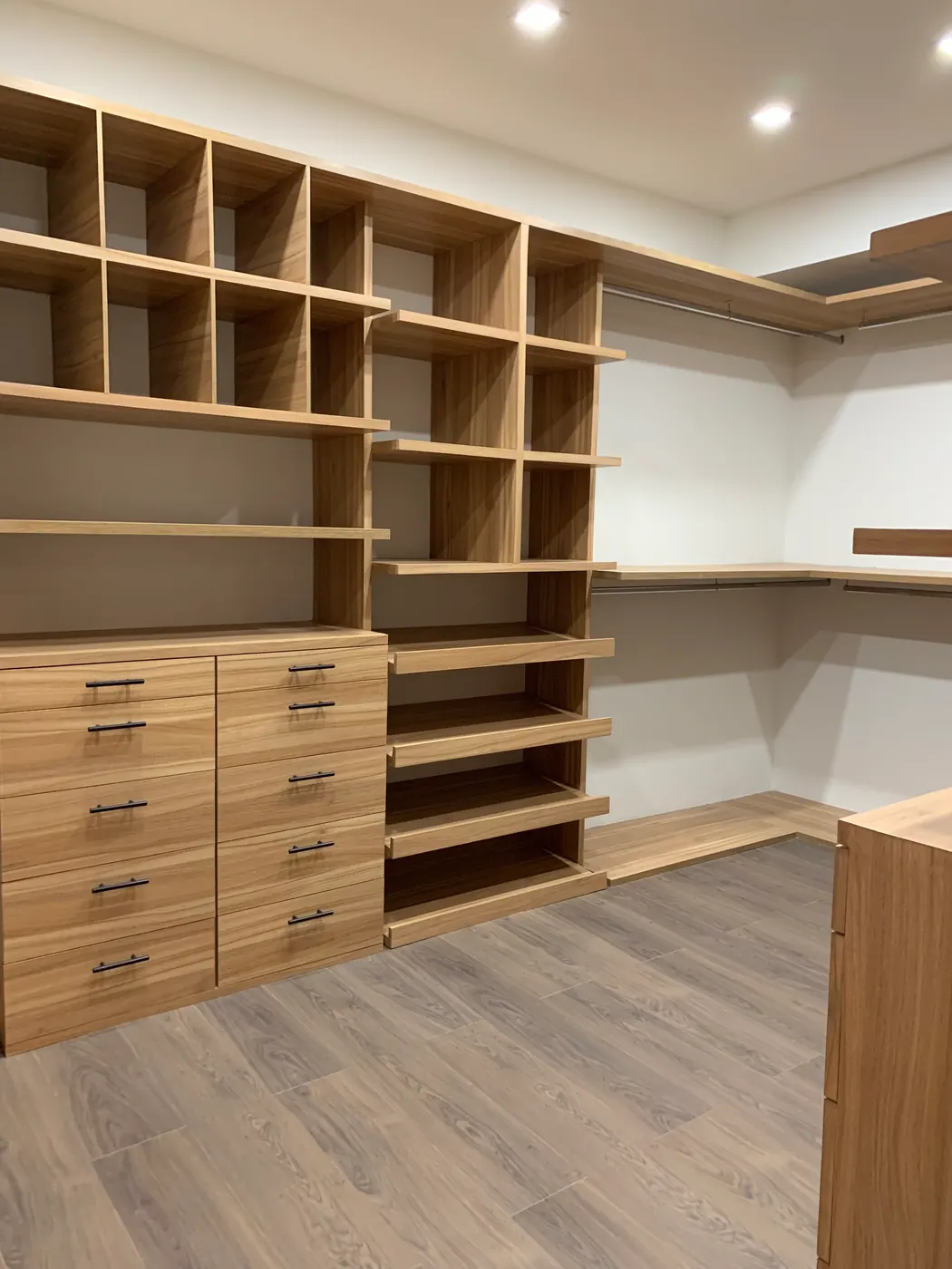 Vestidor a la medida con cajoneras y repisas de madera, La Cúspide
