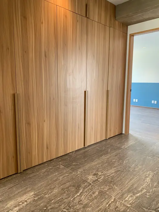 Muro de clósets en madera de piso a techo