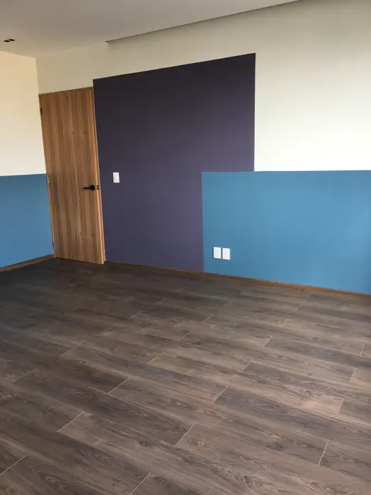 Recámara con muros en bloques de color azul y morado