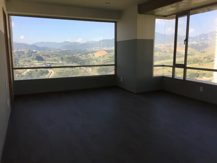 Esquina con ventanales y vista a la sierra
