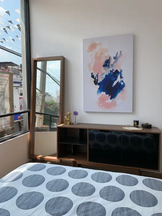 Recámara con mueble de madera y espejo