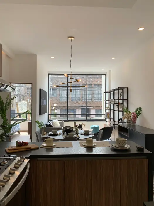 Cocina abierta con barra y comedor