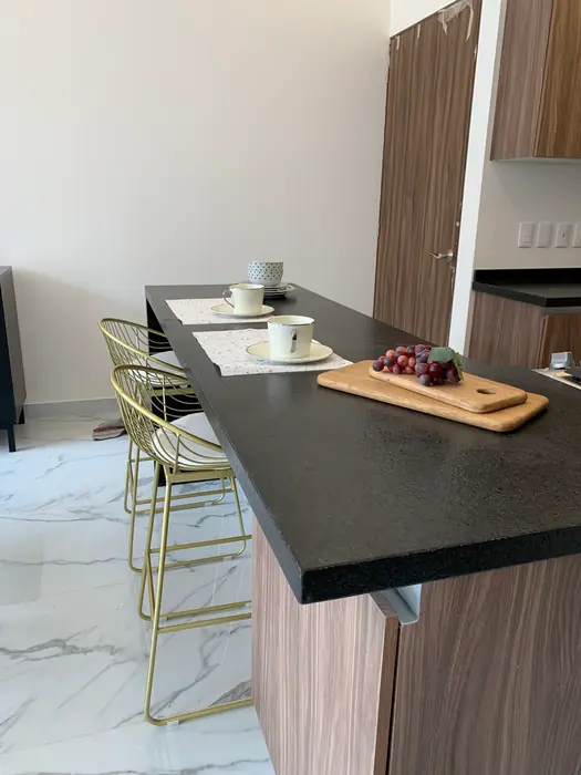 Barra de cocina con bancos dorados