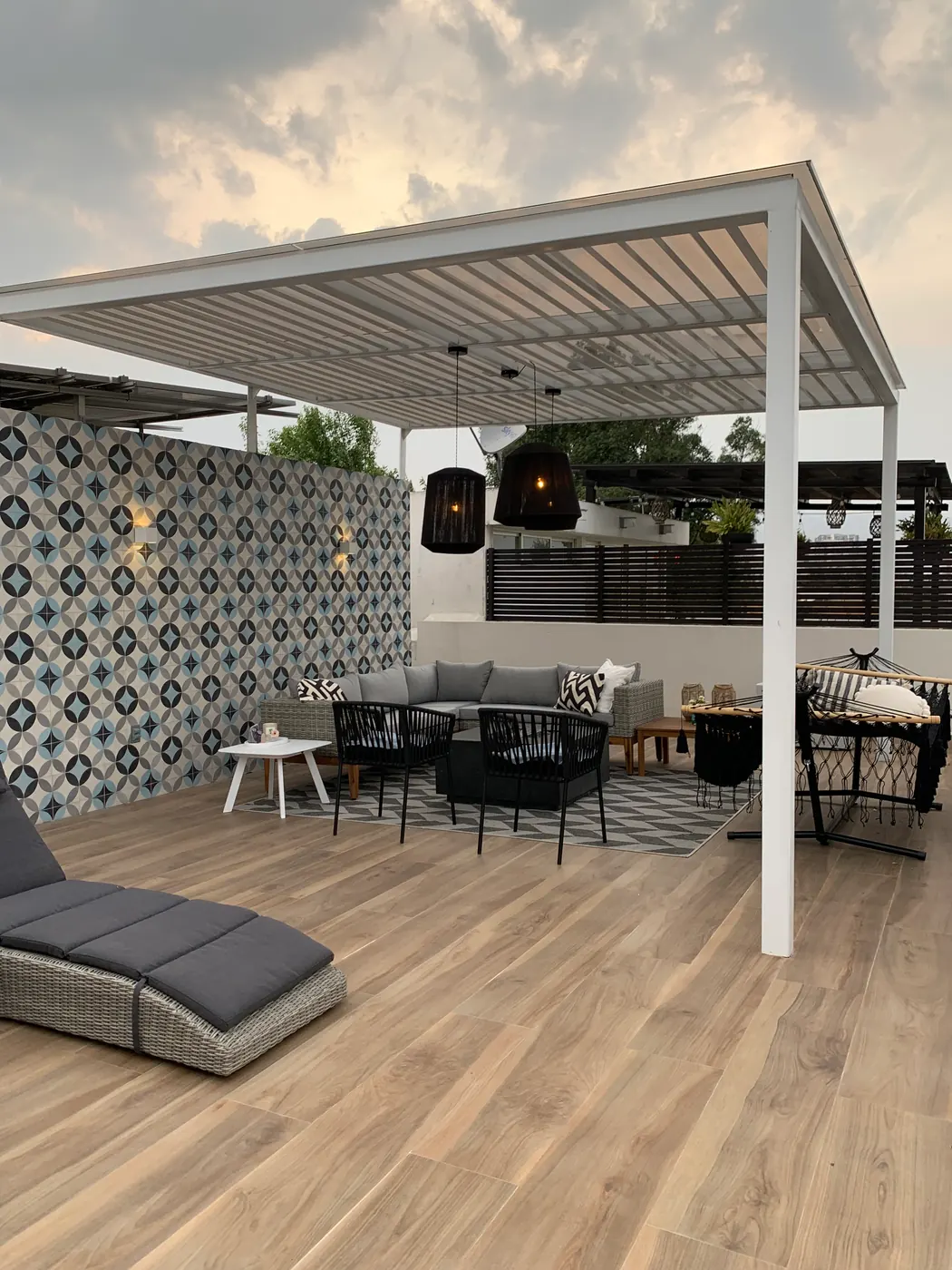 Roof garden con pérgola blanca y sala exterior, Rooftop Interlomas