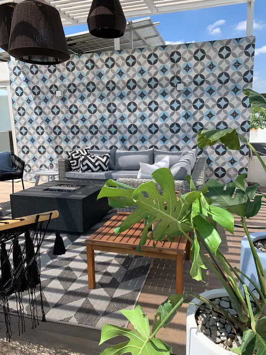 Mesa de fuego, sala y muro de azulejo azul y blanco