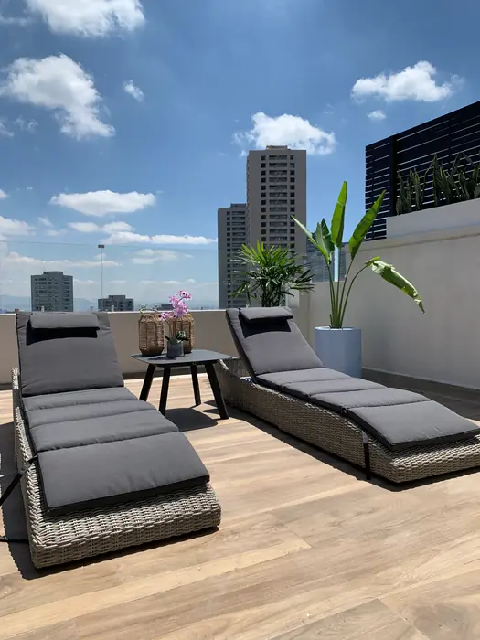 Camastros con vista a las torres de Interlomas