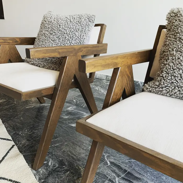 Sillas de madera con cojín bouclé