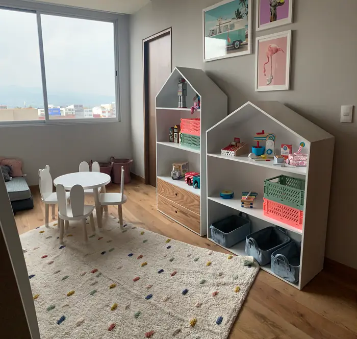 Libreros en forma de casa y mesa infantil